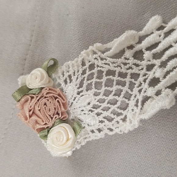 WHITE LACE & Silk ROSES pin - Picture 2 of 4